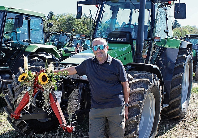 Alois Schmid mit seinem Pensionierungsgeschenk.Foto: Debora Hugentobler