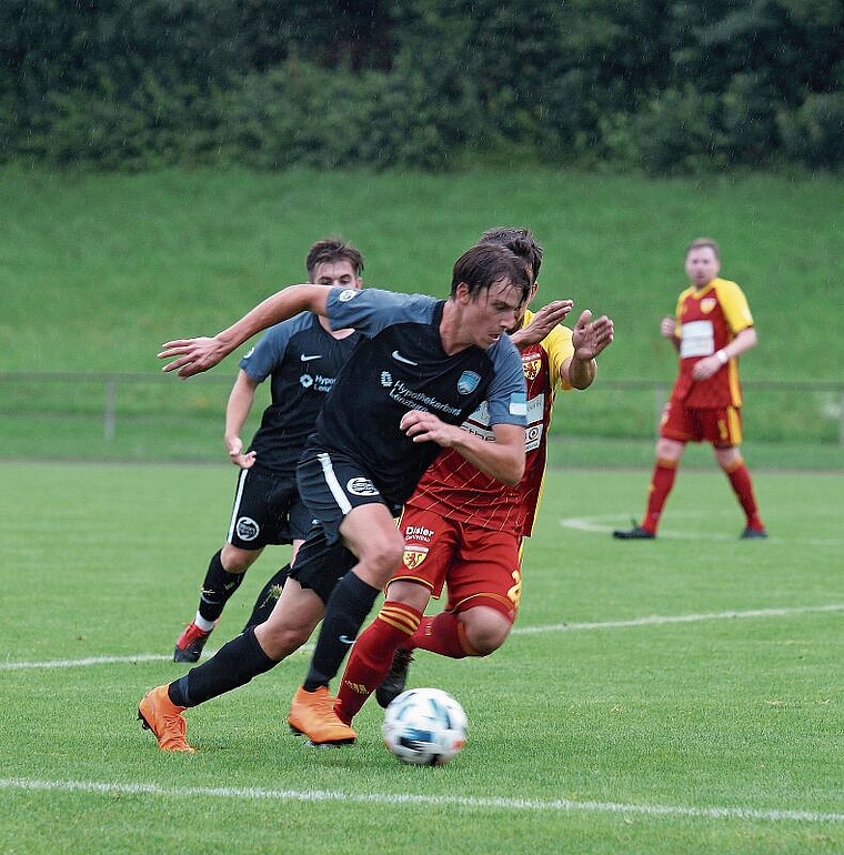 Einer der ganz Jungen beim FC Lenzburg in Aktion: Der 18-jährige David Kutschera im Vorwärtsgang. Foto: Ruedi Burkart