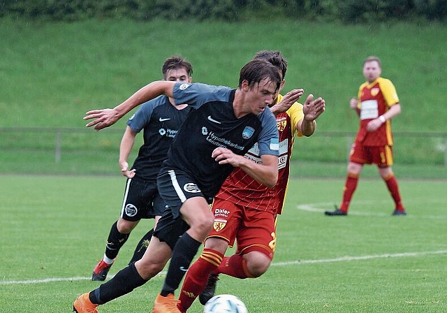 Einer der ganz Jungen beim FC Lenzburg in Aktion: Der 18-jährige David Kutschera im Vorwärtsgang. Foto: Ruedi Burkart