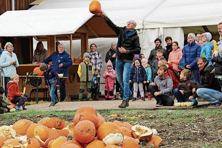 Anlass mit hohem Spassfaktor: Am Wochenende fand der Kürbisweitwurf statt. Foto: Romi Schmid