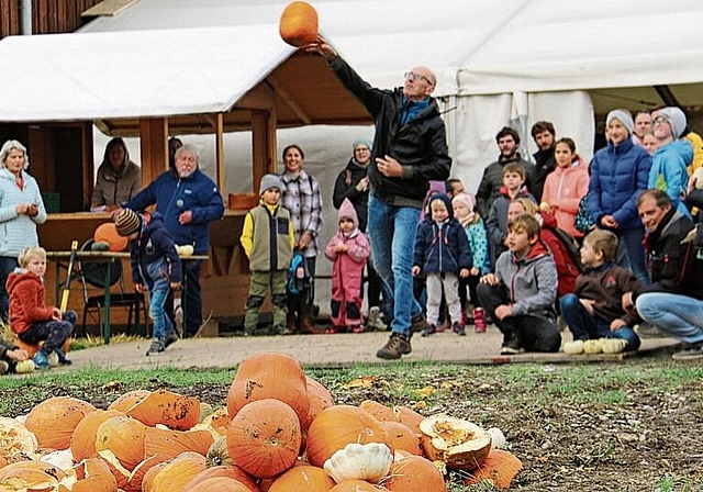 Anlass mit hohem Spassfaktor: Am Wochenende fand der Kürbisweitwurf statt. Foto: Romi Schmid