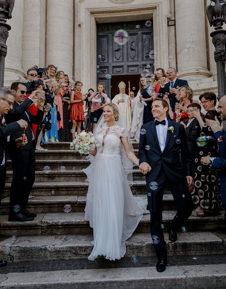 <em>Strahlende Gesichter: </em>Das Brautpaar Patrizia und Benedikt Lüthi-Giraldi beim Verlassen der Kirche Sant’Agnese in Rom. Foto: zvg