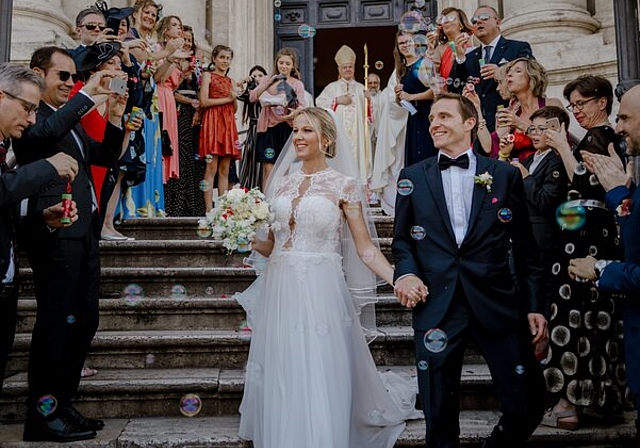 <em>Strahlende Gesichter: </em>Das Brautpaar Patrizia und Benedikt Lüthi-Giraldi beim Verlassen der Kirche Sant’Agnese in Rom. Foto: zvg