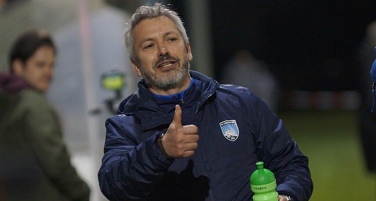 <em>«Es macht Freude»:</em> Lenzburg-Trainer Emilio Munera grüsst mit seiner Truppe von der Spitzenposition der 2.-Liga-Tabelle. Foto: Ruedi Burkart