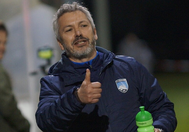 <em>«Es macht Freude»:</em> Lenzburg-Trainer Emilio Munera grüsst mit seiner Truppe von der Spitzenposition der 2.-Liga-Tabelle. Foto: Ruedi Burkart