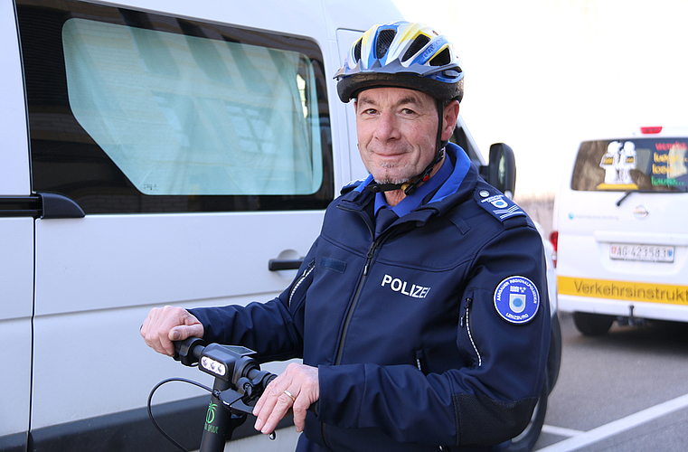 So gehts richtig: Mit Licht, Bremse und Helm steht dem Fahrvergnügen nichts im Weg. Foto: Romi Schmid
