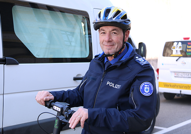 So gehts richtig: Mit Licht, Bremse und Helm steht dem Fahrvergnügen nichts im Weg. Foto: Romi Schmid
