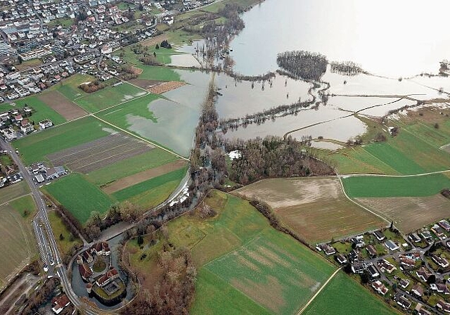 Der See war noch nie so gross: Hochwasser am Nordende des Hallwilersees und am Aabachverlauf bis zum Schloss Hallwyl. Foto: Andreas Walker
