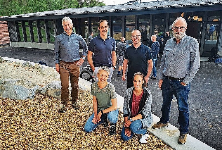 Freude über gelungenen Kindergarten: Baukommissionspräsident Hans Peter Dössegger, die Architekten Cédric von Däniken und Pascal Collaud, der frühere Baukommissionspräsident Edwin Rohr und davor die Kindergärtnerinnen Gisela Schödler und Lad