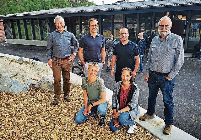 Freude über gelungenen Kindergarten: Baukommissionspräsident Hans Peter Dössegger, die Architekten Cédric von Däniken und Pascal Collaud, der frühere Baukommissionspräsident Edwin Rohr und davor die Kindergärtnerinnen Gisela Schödler und Lad