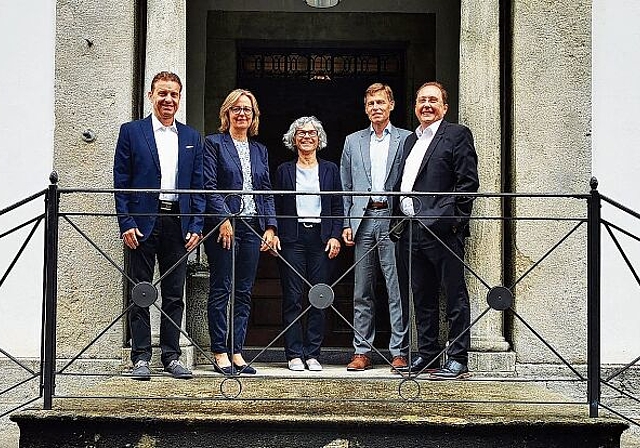 Haben den Vertrag für das Betreibungsamt Lenzburg-Seetal unterschrieben: Ueli Haller (Gemeindepräsident Meisterschwanden), Marianne Horner (Gemeindeammann Ammerswil), Franziska Möhl (Vizeammann Lenzburg), Ueli Voegeli (Gemeindeammann Egliswil) und