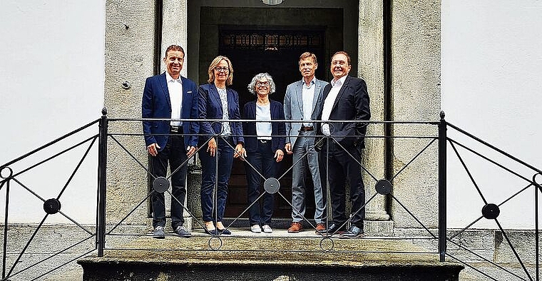 Haben den Vertrag für das Betreibungsamt Lenzburg-Seetal unterschrieben: Ueli Haller (Gemeindepräsident Meisterschwanden), Marianne Horner (Gemeindeammann Ammerswil), Franziska Möhl (Vizeammann Lenzburg), Ueli Voegeli (Gemeindeammann Egliswil) und