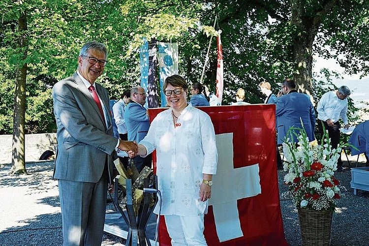 Zurück zur Normalität: Stadtammann Daniel Mosimann dankt Festrednerin Marianne Wildi (CEO Hypi Lenzburg) für ihre Ansprache. Foto: Romi Schmid