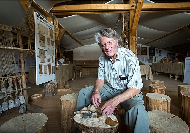 Ein unerreichter Meister seines Fachs: Max Zurbuchen in der Steinzeitwerkstatt in Boniswil. Foto: Pascal Meier