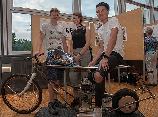<em>Es fährt tatsächlich:</em> Aus einem Motormäher bastelten Harry Wietlisbach, Giulia Isidori und Dennis Cankurt ein fahrtüchtiges Motorrad.
