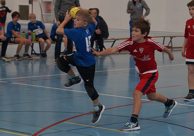 <em>Perfekte Haltung:</em> Nik von Lenzburgs U9-Team beim Sprungwurf im Spiel gegen Suhr Aarau am Minihandball-Turnier der HSG Lenzburg. Foto: Ruedi Burkart
