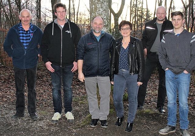 <em>30-Jahr-Dienstjubiläum im Kreis der Partner:</em> Forst-Betriebsleiter Urs Meyer mit Ehefrau Bea und Mitarbeitern. Foto: Alexander Studer