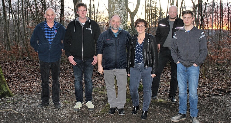 <em>30-Jahr-Dienstjubiläum im Kreis der Partner:</em> Forst-Betriebsleiter Urs Meyer mit Ehefrau Bea und Mitarbeitern. Foto: Alexander Studer