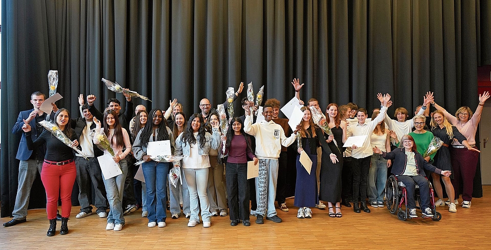 Bereit für den nächsten Schritt: Die Zertifikatsempfängerinnen und -empfänger mit Lehrpersonen und Firmenvertretern. Foto: Florine Erne Bereit für den nächsten Schritt: Die Zertifikatsempfängerinnen und -empfänger mit Lehrpersonen und Firmenvertretern. Foto: Florine Erne