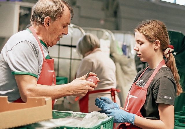 Ist das noch gut? Andreas Keller gibt Rat.Foto rsc: