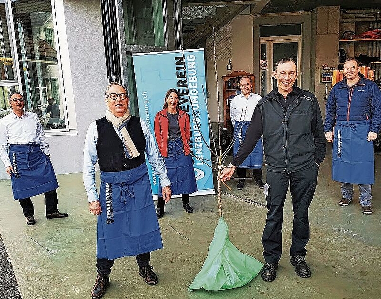 Ein Apfelbaum für «Mosti»: Eine Vorstandsdelegation des Gewerbevereins Lenzburg und Umgebung um Präsident Erich Renfer beschenkt Grossratspräsident Pascal Furer. Foto: Fritz Thut