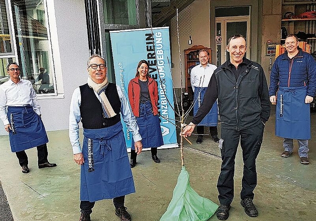 Ein Apfelbaum für «Mosti»: Eine Vorstandsdelegation des Gewerbevereins Lenzburg und Umgebung um Präsident Erich Renfer beschenkt Grossratspräsident Pascal Furer. Foto: Fritz Thut