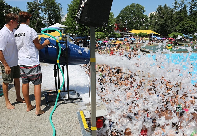 Ein Hingucker und bis jetzt einzigartig in der Schweiz: Die Schaumpartys im Schwimmbad Walkematt in Lenzburg. Foto: Melanie Solloso