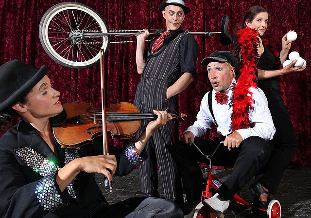 Mit Witz, Charme und Poesie spielt das vierköpfige Ensemble COMIXNIX &amp; CIE ein lustvolles Programm rund um die komischen Aspekte der Liebe. Foto: zvg