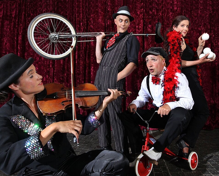 Mit Witz, Charme und Poesie spielt das vierköpfige Ensemble COMIXNIX &amp; CIE ein lustvolles Programm rund um die komischen Aspekte der Liebe. Foto: zvg