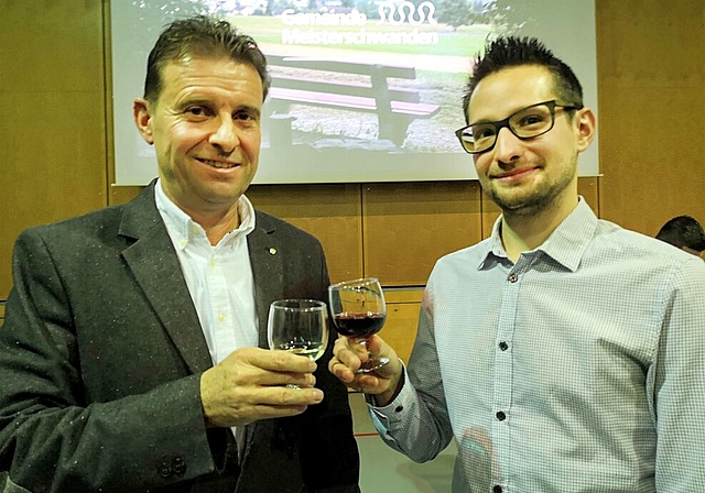 <em>Anstossen auf den neuen Imagefilm von Meisterschwanden:</em> Gemeindepräsident Ueli Haller und Filmautor Beat Krapf am Neujahrsapéro. Foto: Fritz Thut