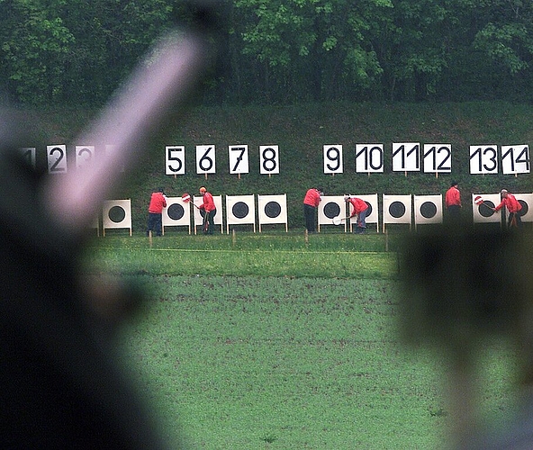 <em>Braucht überall viele Helfer:</em> Habsburgschiessen, hier die Zeiger.