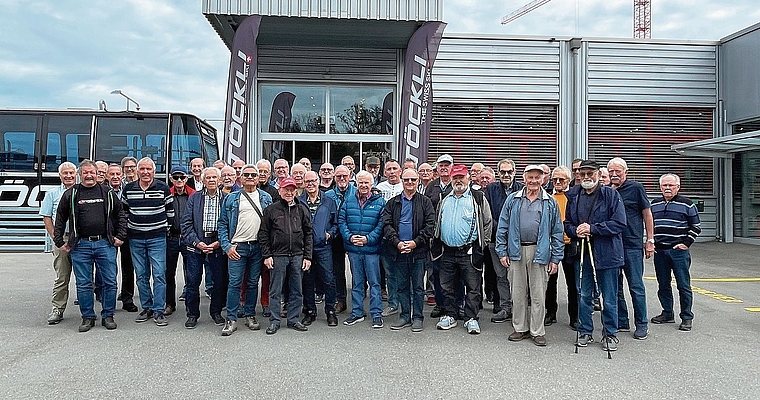 Der Seener Männerstamm besuchte die Firma Stöckli in Malters.Foto: zvg