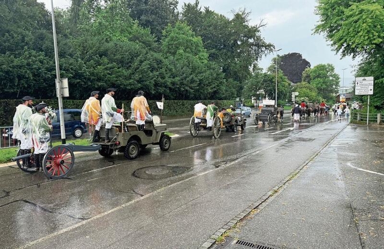 Genug ist genug:  Abzug der Fahrzeuge im Regen.Foto: Andreas Walker