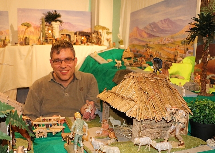 Thomas Wolfer mit seiner ersten Krippe, ein Geschenk seines Vaters.