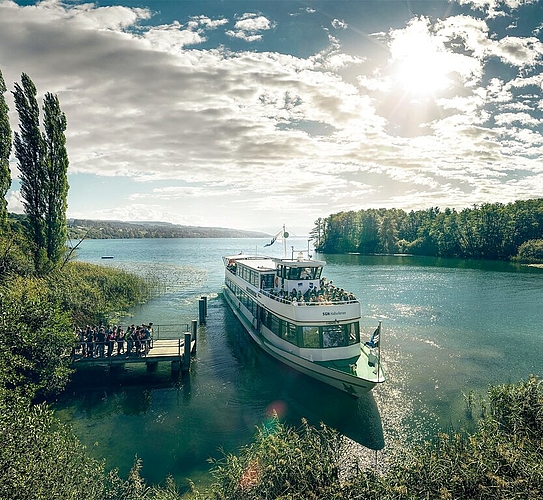 Nicht nur Lebens-, sondern auch Wirtschaftsraum: Hallwilersee und Hightech-Produktion. Fotos: Michel Jaussi/Chris Iseli

