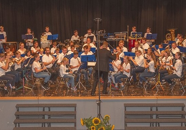 <em>Toller Abschluss:</em> 60 Musikschülerinnen und -schüler begeisterten die Zuhörer im voll besetzten Saal in Niederlenz.Foto: Peter Winkelmann