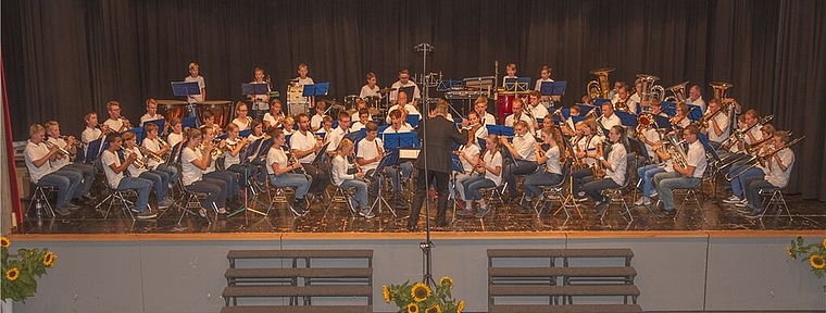 <em>Toller Abschluss:</em> 60 Musikschülerinnen und -schüler begeisterten die Zuhörer im voll besetzten Saal in Niederlenz.Foto: Peter Winkelmann