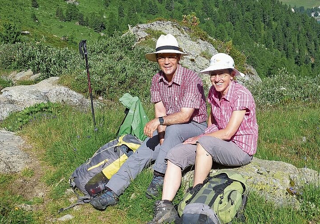 Vorfreude kann wieder aufkommen: Bernhard Bütler als Wanderleiter und Yvonne Bütler als Assistentin. Foto: zvg