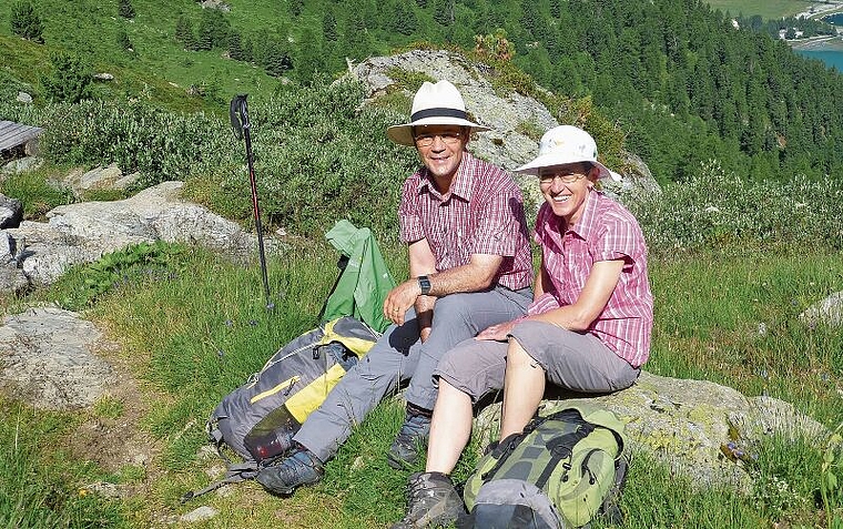 Vorfreude kann wieder aufkommen: Bernhard Bütler als Wanderleiter und Yvonne Bütler als Assistentin. Foto: zvg