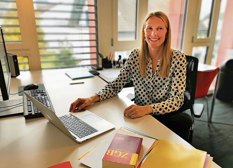 Zurück in Lenzburg: lic. iur. Gabriela Furter in ihrem Büro im Geschäftshaus LenzPortal am Bahnhofplatz. Foto: Fritz Thut