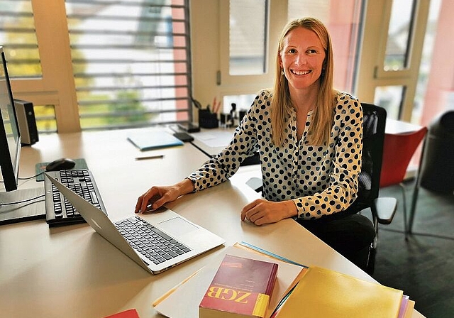 Zurück in Lenzburg: lic. iur. Gabriela Furter in ihrem Büro im Geschäftshaus LenzPortal am Bahnhofplatz. Foto: Fritz Thut