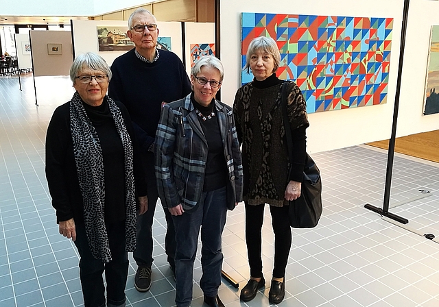 Haben die erste Ausstellung organisiert: Die Kulturgruppe des Alterszentrums Obere Mühle in Lenzburg (von links) Ruth Gebhard, Daniel Vogel, Heidi Berner und Brigitte Arnold.Foto: Fritz Thut