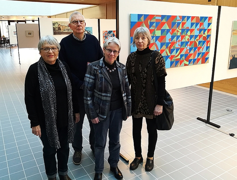 Haben die erste Ausstellung organisiert: Die Kulturgruppe des Alterszentrums Obere Mühle in Lenzburg (von links) Ruth Gebhard, Daniel Vogel, Heidi Berner und Brigitte Arnold.Foto: Fritz Thut