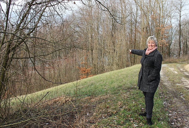 Im «Hinterholz» Holderbank: Gemeinderätin Sonja Gygli zeigt auf das besiegelte Naturwaldreservat. Foto: Alfred Gassmann