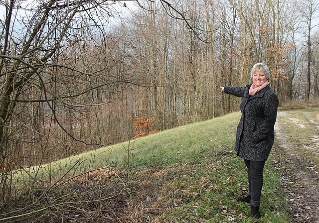 Im «Hinterholz» Holderbank: Gemeinderätin Sonja Gygli zeigt auf das besiegelte Naturwaldreservat. Foto: Alfred Gassmann