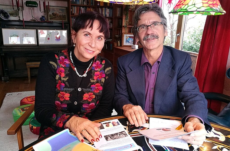 Stehen hinter dem Lernfestival: Die Organisatoren Heike Dahms und Jacques Kuhn im Chalet Elim. Foto: Fritz Thut