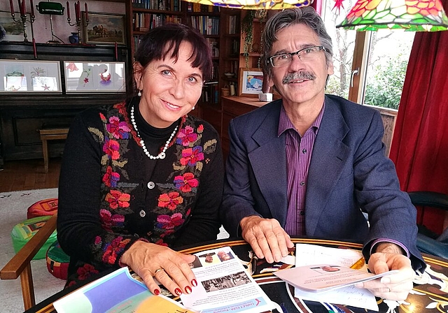 Stehen hinter dem Lernfestival: Die Organisatoren Heike Dahms und Jacques Kuhn im Chalet Elim. Foto: Fritz Thut