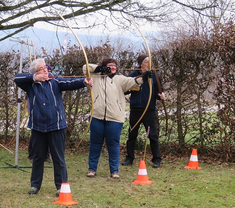 Meditatives Bogenschiessen: Es braucht Konzentration und das Vertrauen auf die eigene Intuition beim Schiessen mit Langbögen nach mittelalterlichem Vorbild. Foto: zvg