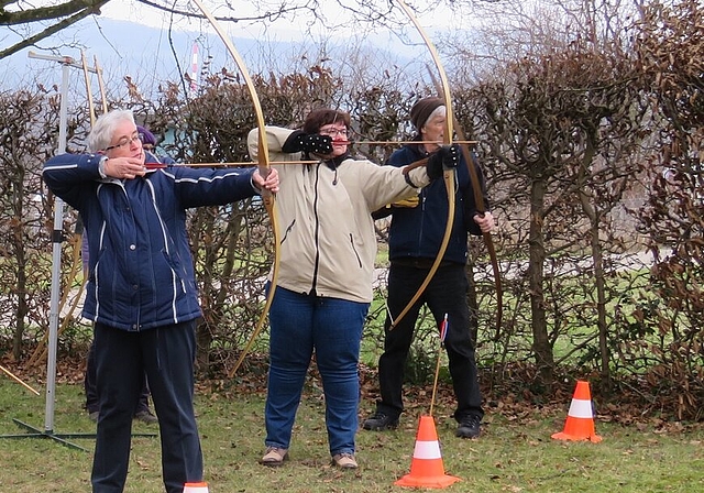 Meditatives Bogenschiessen: Es braucht Konzentration und das Vertrauen auf die eigene Intuition beim Schiessen mit Langbögen nach mittelalterlichem Vorbild. Foto: zvg