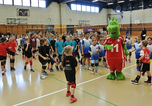 <em>Schon der Auftakt war gelungen:</em> Aufwärmen mit Maskottchen Vollito am nationalen Kids-Volley-Spieltag in Seon. Foto: zvg